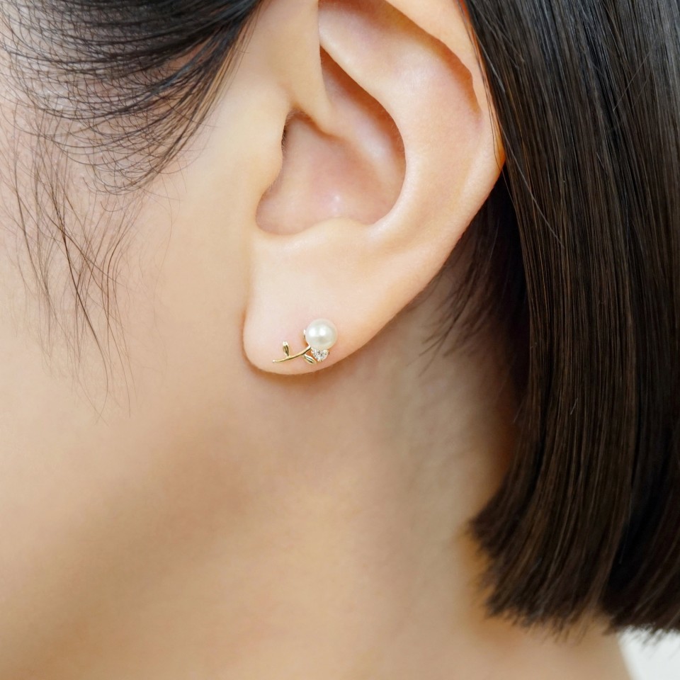 楽天市場】ダイヤモンド リーフ ピアス 0.02ct/0.02ct 18金 18K K18 10金 10K K10 | ダイヤ ボタニカル 葉 ホワイト ゴールド ピンクゴールド イエローゴールド プレゼント スタッドピアス 誕生日 レディース ゴールド 小ぶり 小さい スタッド シンプル セカンド  金属 