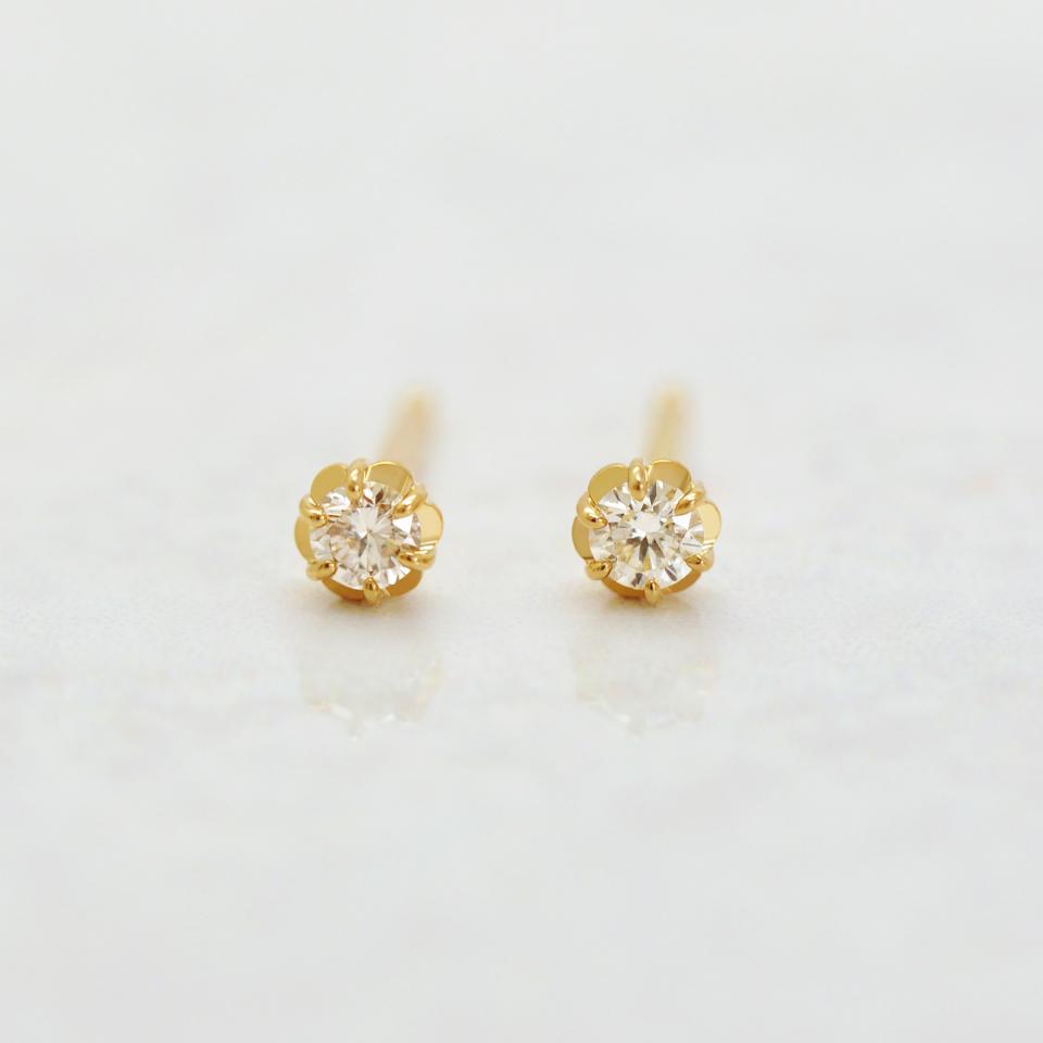 [ セカンドピアス] K18フィオレットセッティングダイヤモンドピアス0. 1ct