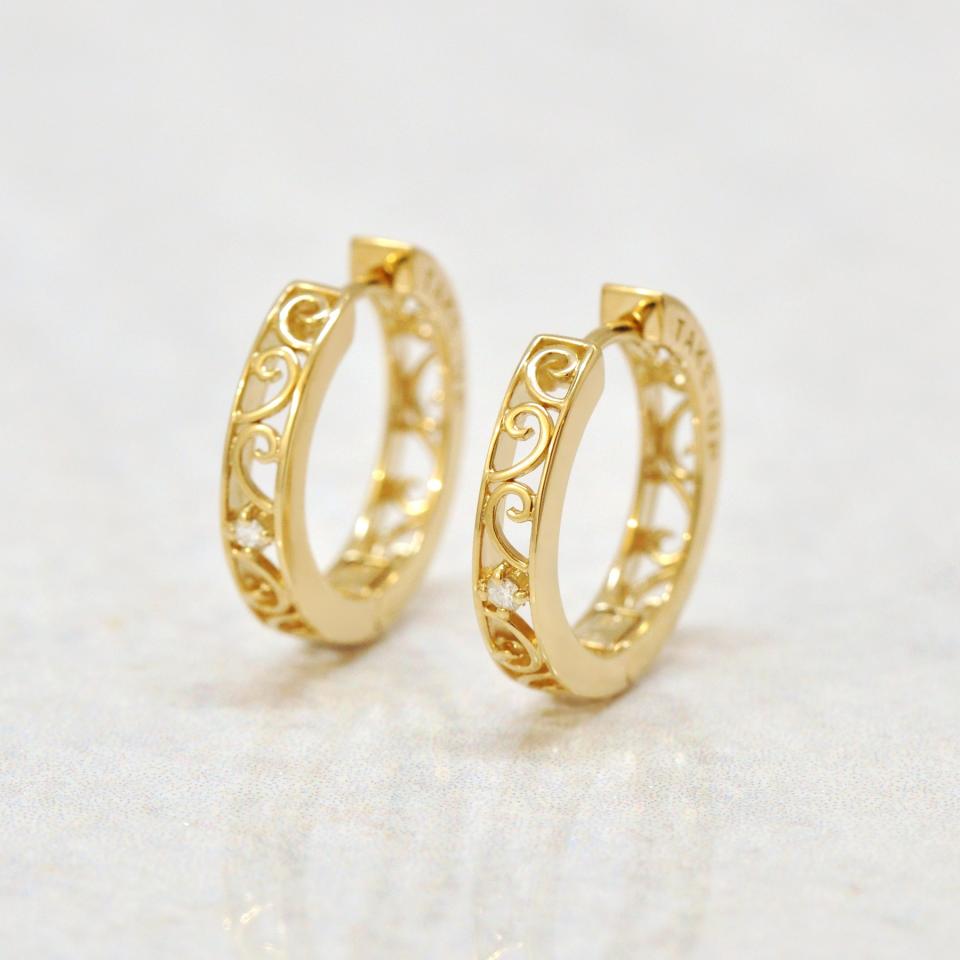 透かし模様スナップダイヤモンドピアス(YG)