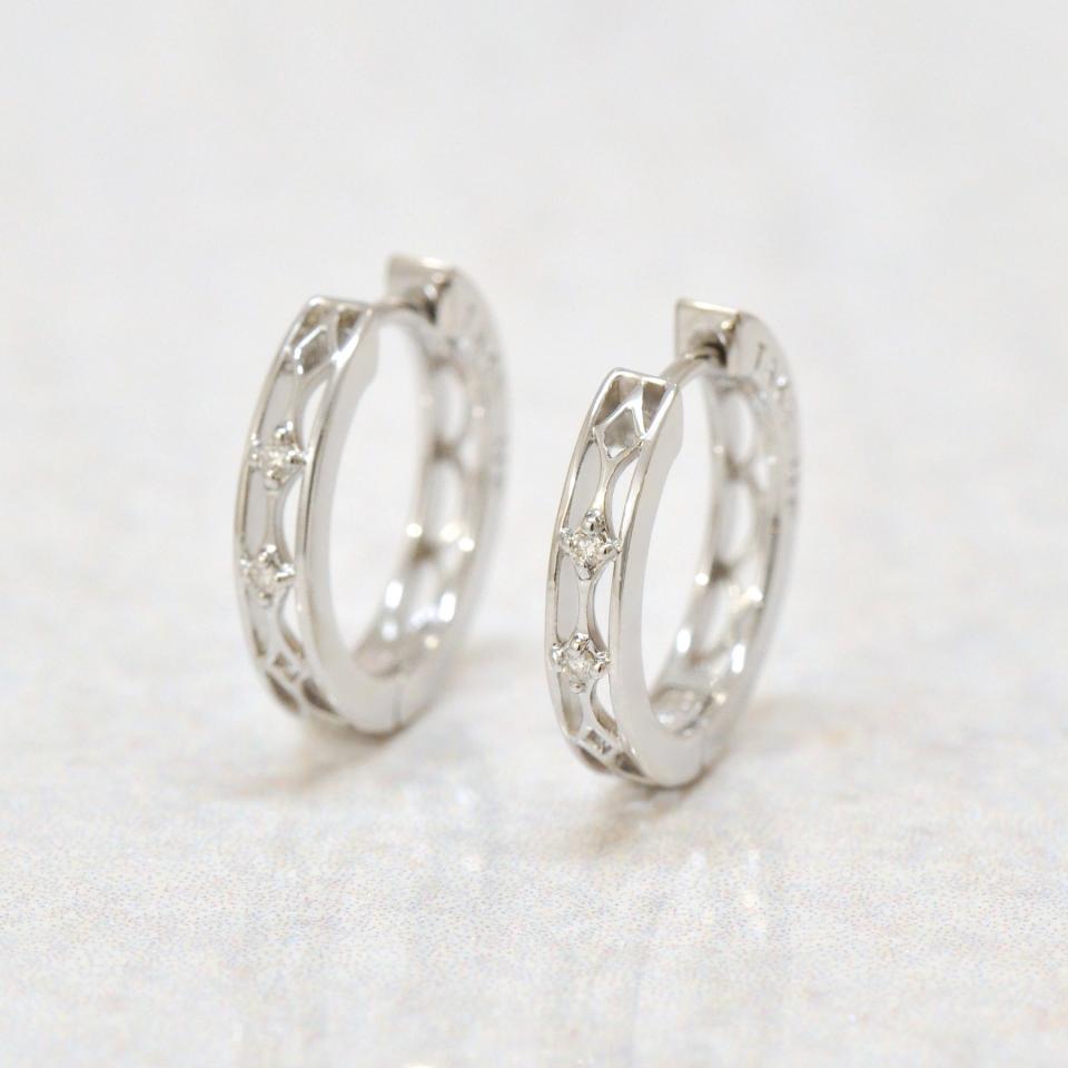 透かし模様スナップダイヤモンドピアス(ひし形WG)