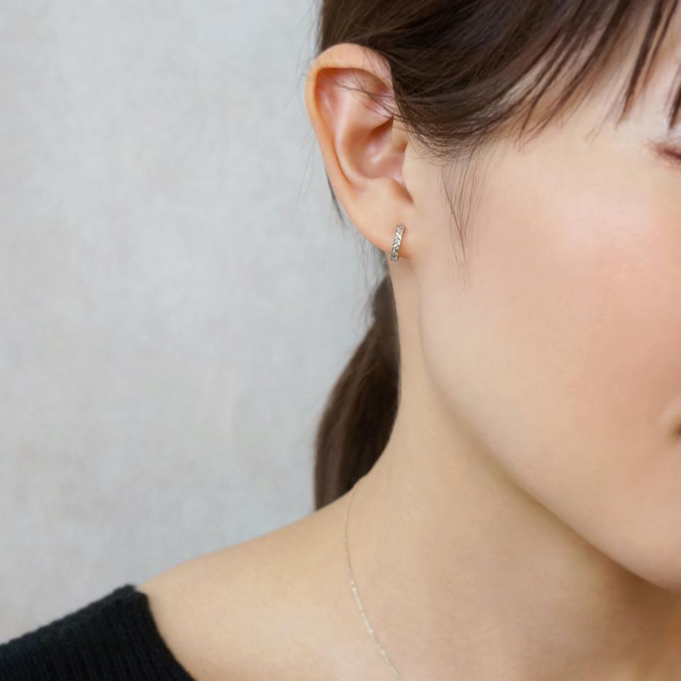 ピラミッドカットカットフープピアス( WG) レディースジュエリー 