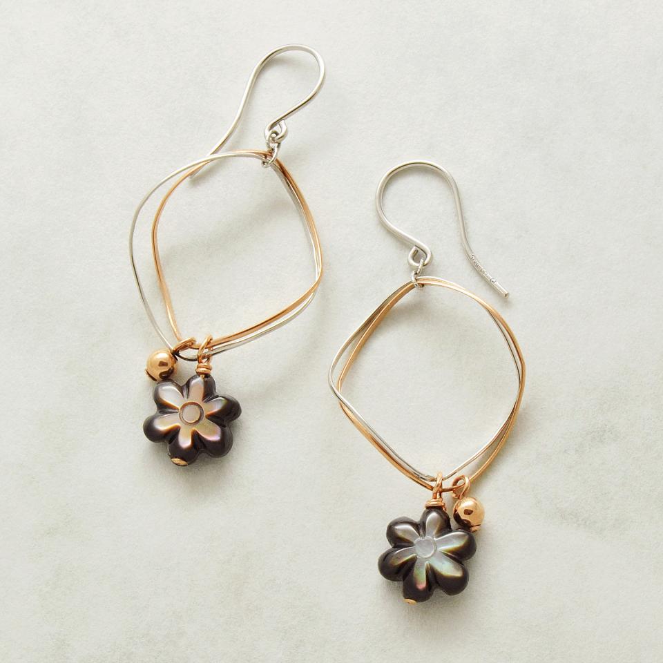GF ブラックシェル フラワーコンビカラー　ワイヤー ピアス