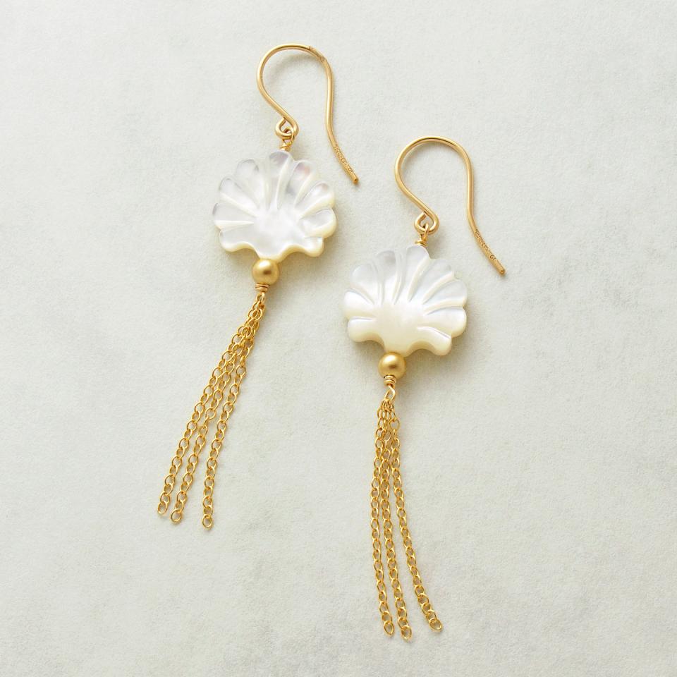GF ホワイトシェル シェルモチーフワイヤー ピアス