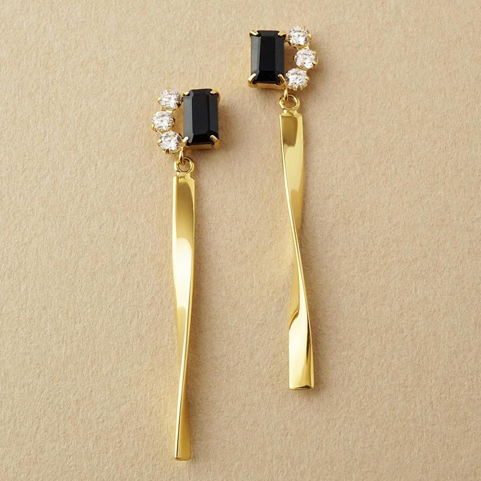 K10・SV バゲットカット ヒネリラインスイングピアス