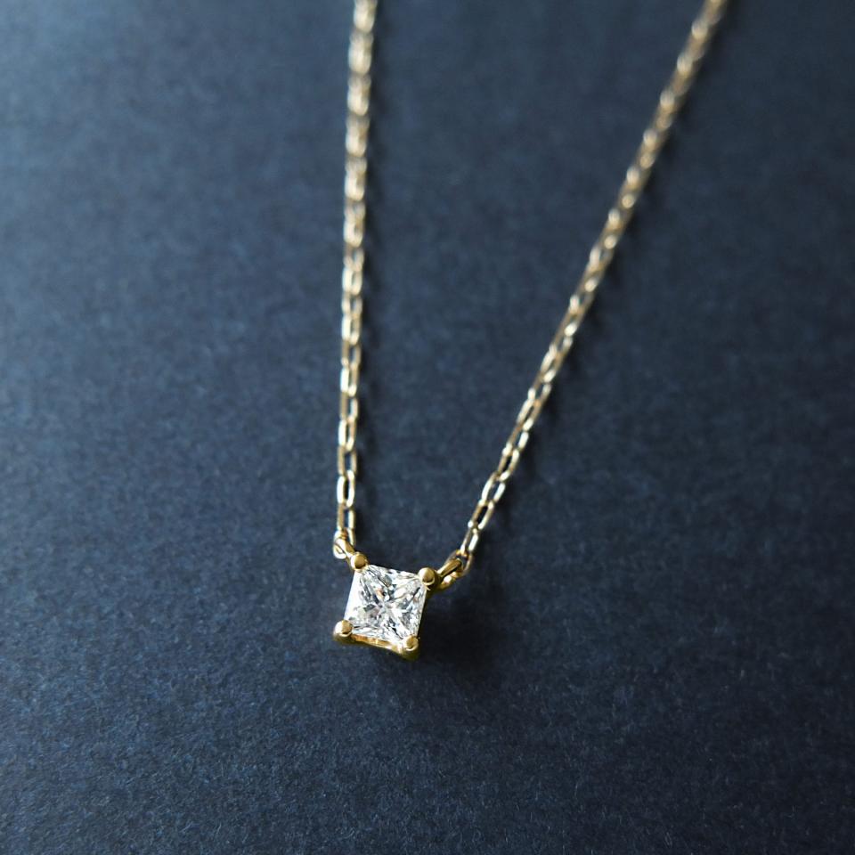 《限定BOX付き》 数量限定YG プリンセスカットダイヤモンドネックレス (鑑定カード付)