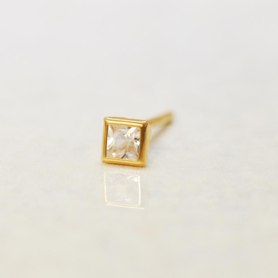 【 WEB限定商品】　[ セカンドピアス] K18ホワイトサファイヤスクエアハーフピアス( YG)